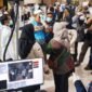 Sebanyak 378 jamaah haji kloter pertama asal Kabupaten Probolinggo tiba di Debarkasi Surabaya pada Senin malam.( Poto : ANTARA )