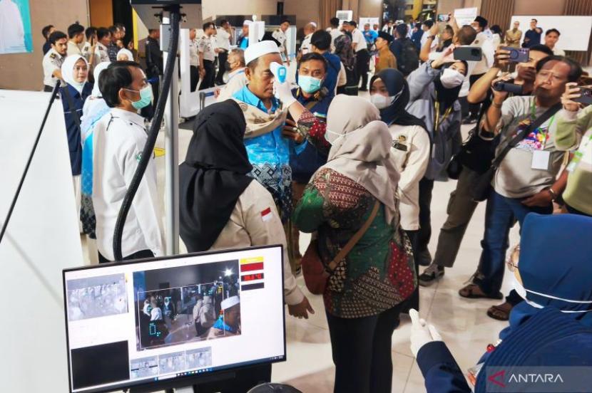 Sebanyak 378 jamaah haji kloter pertama asal Kabupaten Probolinggo tiba di Debarkasi Surabaya pada Senin malam.( Poto : ANTARA )