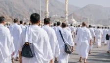 Jemaah Haji sedang memakai kain ihram ( poto : HIMPUH )