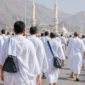 Jemaah Haji sedang memakai kain ihram ( poto : HIMPUH )