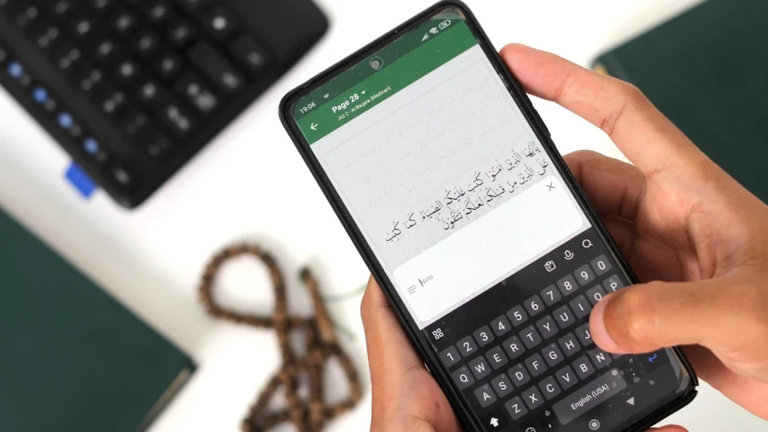 Hukum membaca Al-Qur'an di aplikasi tanpa Wudlu( ilustrasi poto : nu online )