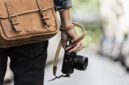 Ilustrasi Seorang Fotografer dengan membawa peralatan kamera( poto : kompas edukasi )