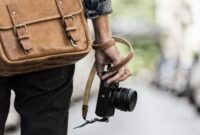 Ilustrasi Seorang Fotografer dengan membawa peralatan kamera( poto : kompas edukasi )