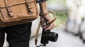 Ilustrasi Seorang Fotografer dengan membawa peralatan kamera( poto : kompas edukasi )