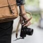 Ilustrasi Seorang Fotografer dengan membawa peralatan kamera( poto : kompas edukasi )