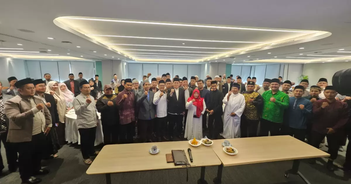 Sekjen MUI Buya Amirsyah Tambunan berpose bersama peserta Standardisasi Dai MUI ke-48.( poto : istimewa )