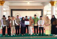 Baznas Padang Panjang menyalurkan zakat Rp231,2 juta kepada 133 KK.( poto : istimewa )