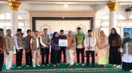 Baznas Padang Panjang menyalurkan zakat Rp231,2 juta kepada 133 KK.( poto : istimewa )