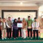 Baznas Padang Panjang menyalurkan zakat Rp231,2 juta kepada 133 KK.( poto : istimewa )