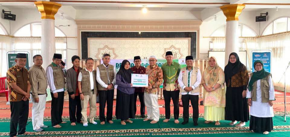 Baznas Padang Panjang menyalurkan zakat Rp231,2 juta kepada 133 KK.( poto : istimewa )