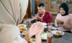 Adab Makan Menurut Nabi dan Rahasia Hidup Sehat