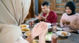 Adab makan menurut Nabi Muhammad SAW ( poto : artikel tsirwah ).