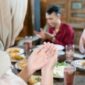 Adab makan menurut Nabi Muhammad SAW ( poto : artikel tsirwah ).