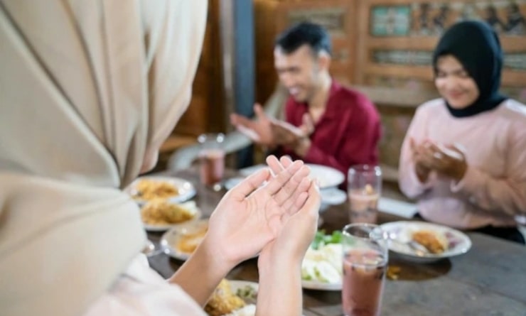 Adab makan menurut Nabi Muhammad SAW ( poto : artikel tsirwah ).