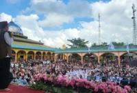 UAS saat memberikan tausyiah di depan ribuan jama'ah di Tanjab Barat ( poto : metrojambi.com )