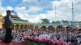 UAS saat memberikan tausyiah di depan ribuan jama'ah di Tanjab Barat ( poto : metrojambi.com )