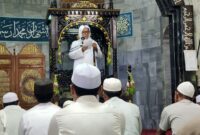 Khatib sedang membacakan khutbah jum'at( poto : istimewa )