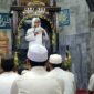Khatib sedang membacakan khutbah jum'at( poto : istimewa )