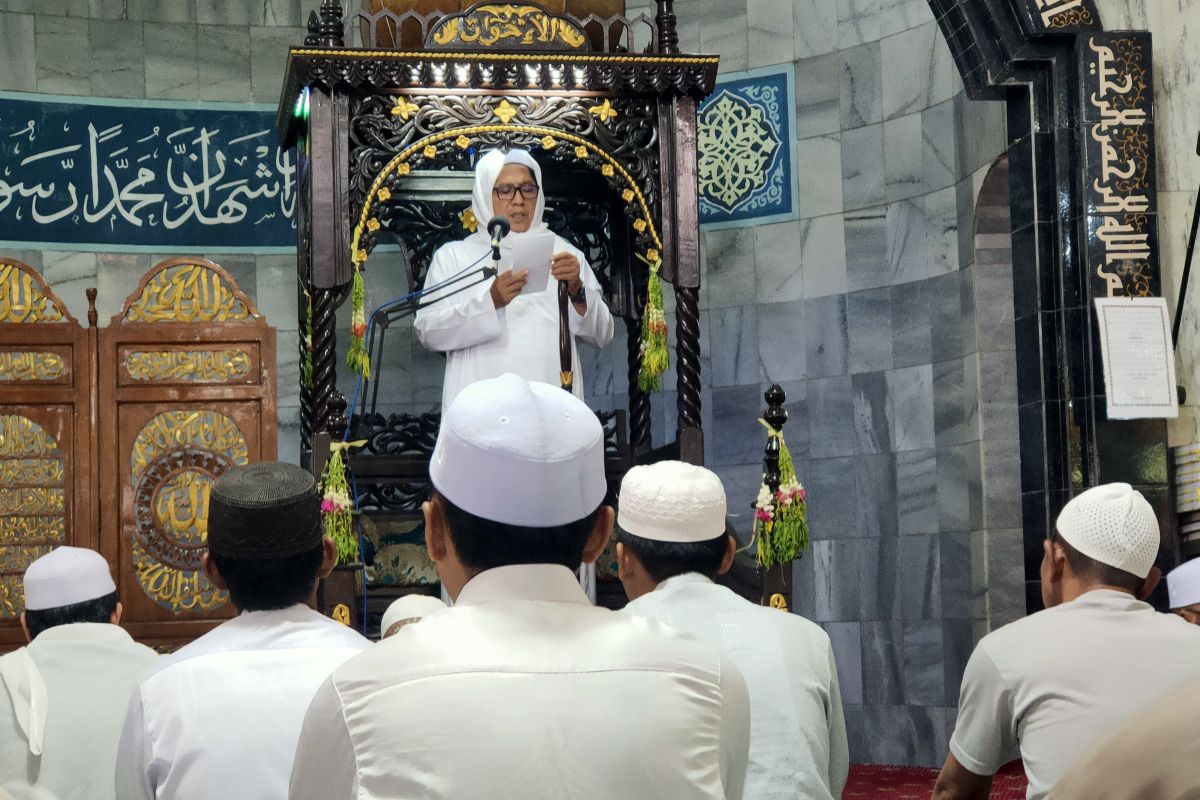 Khatib sedang membacakan khutbah jum'at( poto : istimewa )