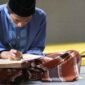 Seorang Santri Sedang menuntut ilmu ( Poto : istimewa )