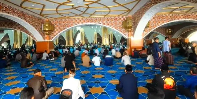 hukum bersyair didalam Masjid ( poto : masjid raya Al-jabar )