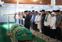 Seorang Muslim meninggal saat di sholat jenazahkan( poto : kalam-sindonews)