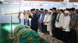 Seorang Muslim meninggal saat di sholat jenazahkan( poto : kalam-sindonews)