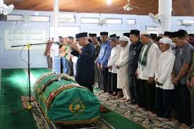 Seorang Muslim meninggal saat di sholat jenazahkan( poto : kalam-sindonews)