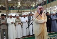 Imam sedang memimpin sholat berjama'ah ( poto : jadialim.id )
