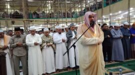 Imam sedang memimpin sholat berjama'ah ( poto : jadialim.id )