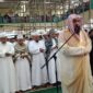 Imam sedang memimpin sholat berjama'ah ( poto : jadialim.id )