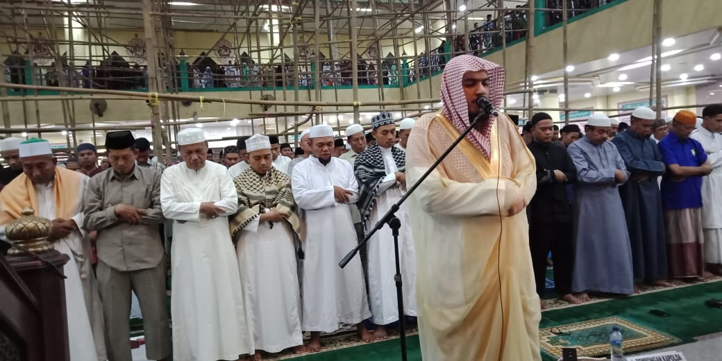 Imam sedang memimpin sholat berjama'ah ( poto : jadialim.id )