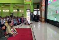 Ponpes Darul Huda nobar Bola piala KASAD ( Poto : jatimnow.com ) 