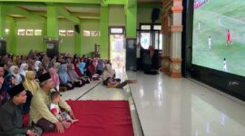 Ponpes Darul Huda nobar Bola piala KASAD ( Poto : jatimnow.com ) 