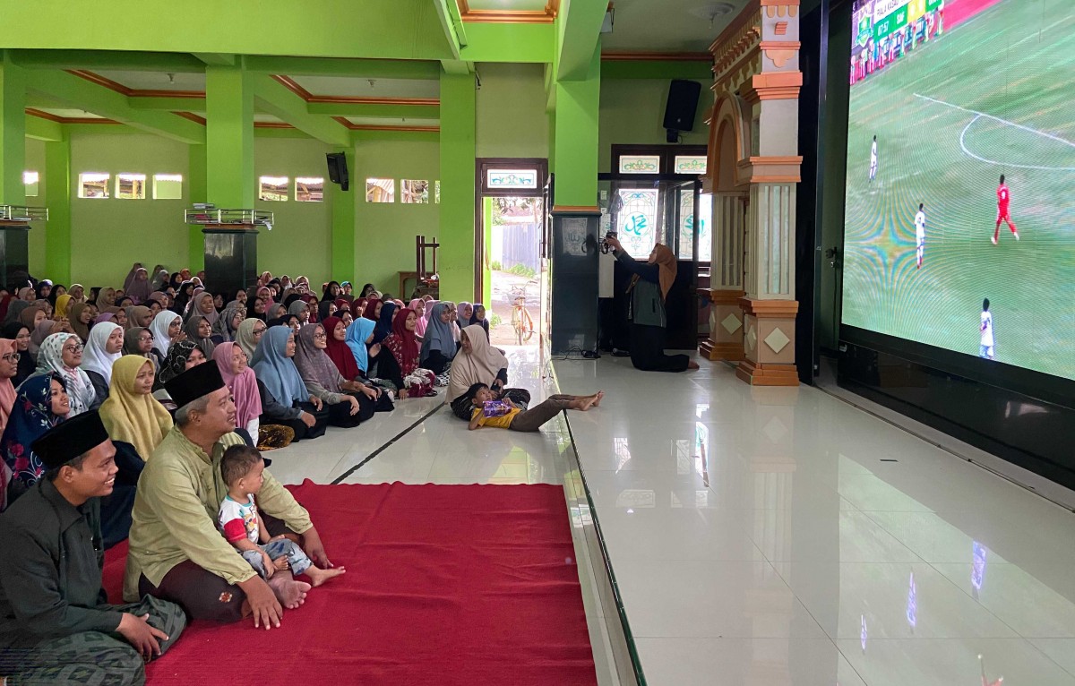 Ponpes Darul Huda nobar Bola piala KASAD ( Poto : jatimnow.com ) 