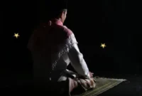 Ilustrasi seorang sedang sholat malam dalam gelap ( poto : orami ).
