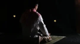 Ilustrasi seorang sedang sholat malam dalam gelap ( poto : orami ).