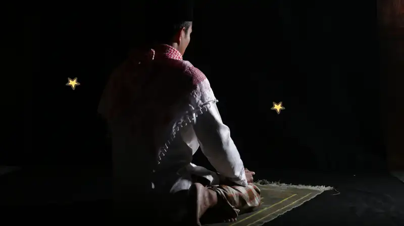 Ilustrasi seorang sedang sholat malam dalam gelap ( poto : orami ).