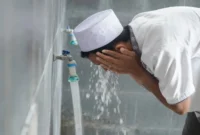 Seorang Muslim sedang melakukan Wudhu( Poto : nuonline )