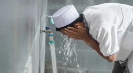 Seorang Muslim sedang melakukan Wudhu( Poto : nuonline )