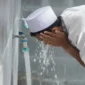 Seorang Muslim sedang melakukan Wudhu( Poto : nuonline )