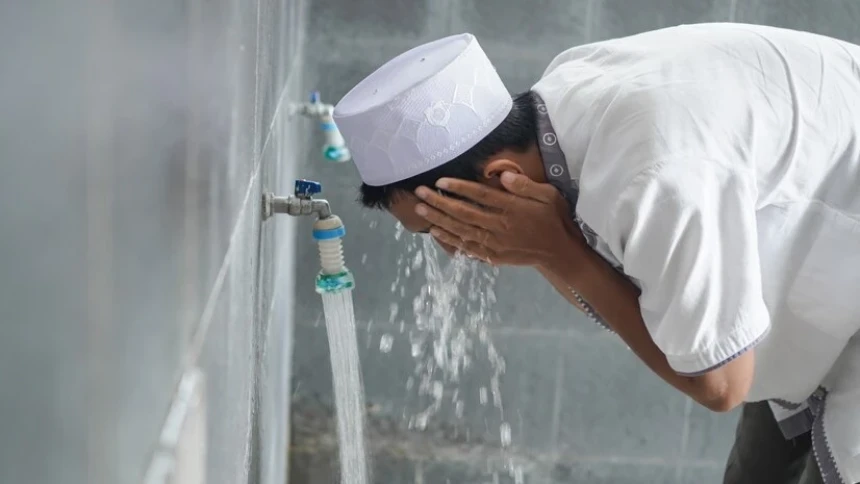 Seorang Muslim sedang melakukan Wudhu( Poto : nuonline )