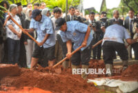 Simak panduan dan batasan mengantar jenazah dalam Islam.( poto: republika)