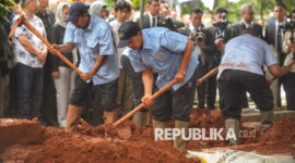 Simak panduan dan batasan mengantar jenazah dalam Islam.( poto: republika)