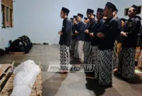 Madrasah Hidayatul Mubtadiin Pondok Pesantren Lirboyo menggelar praktik Tajhizul Janaiz.(poto: lirboyo.net).