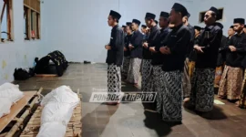 Madrasah Hidayatul Mubtadiin Pondok Pesantren Lirboyo menggelar praktik Tajhizul Janaiz.(poto: lirboyo.net).