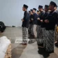 Madrasah Hidayatul Mubtadiin Pondok Pesantren Lirboyo menggelar praktik Tajhizul Janaiz.(poto: lirboyo.net).