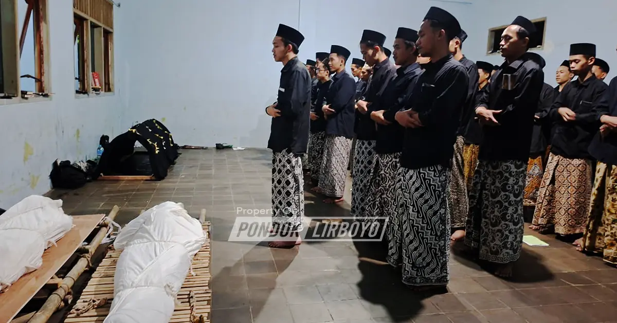 Madrasah Hidayatul Mubtadiin Pondok Pesantren Lirboyo menggelar praktik Tajhizul Janaiz.(poto: lirboyo.net).