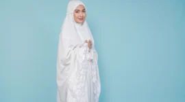 Ilustrasi hukum haid putus nyambung, status suci di sela darah, serta keabsahan ibadah shalat dan puasa wanita.(poto: pegadaian).