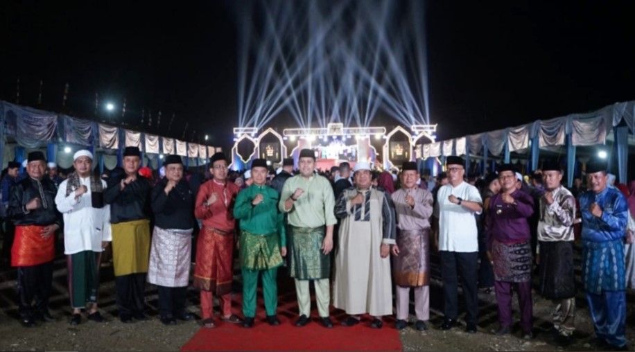 upati Merangin M. Syukur berfoto bersama jajaran Forkopimda, pengurus LPTQ, dewan hakim, dan para kafilah usai menutup MTQH ke-52 Tingkat Kabupaten Merangin.(poto: jambiprima.com).